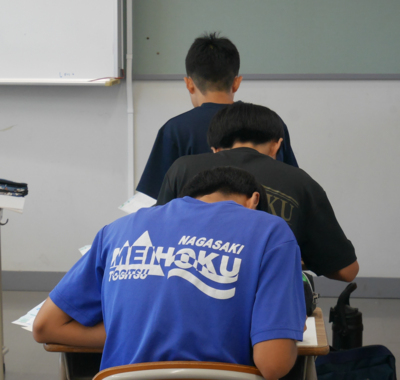 夏の陣でじっくりと机に向かい、午後からは部活動の練習に参加します。